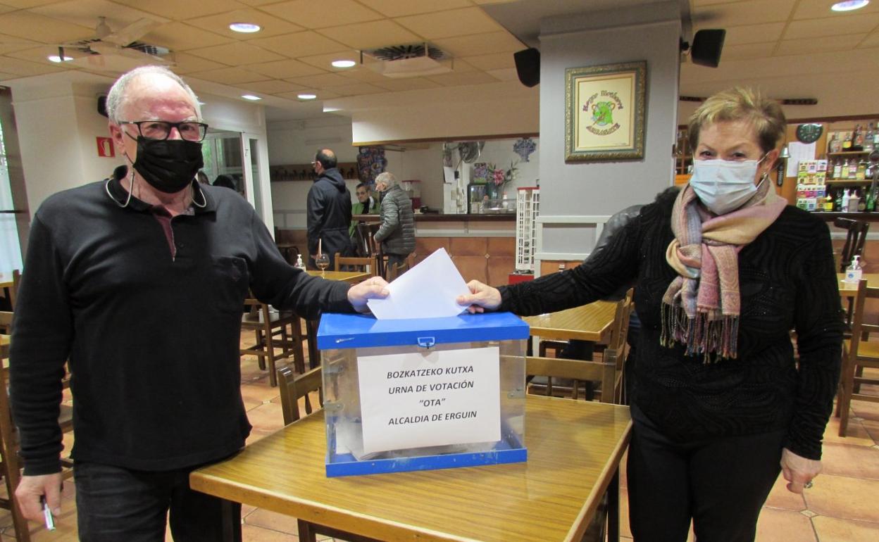 Andoni Alzelai y Consuelo Zugasti muestran la urna donde los vecinos podrán depositar su voto. 