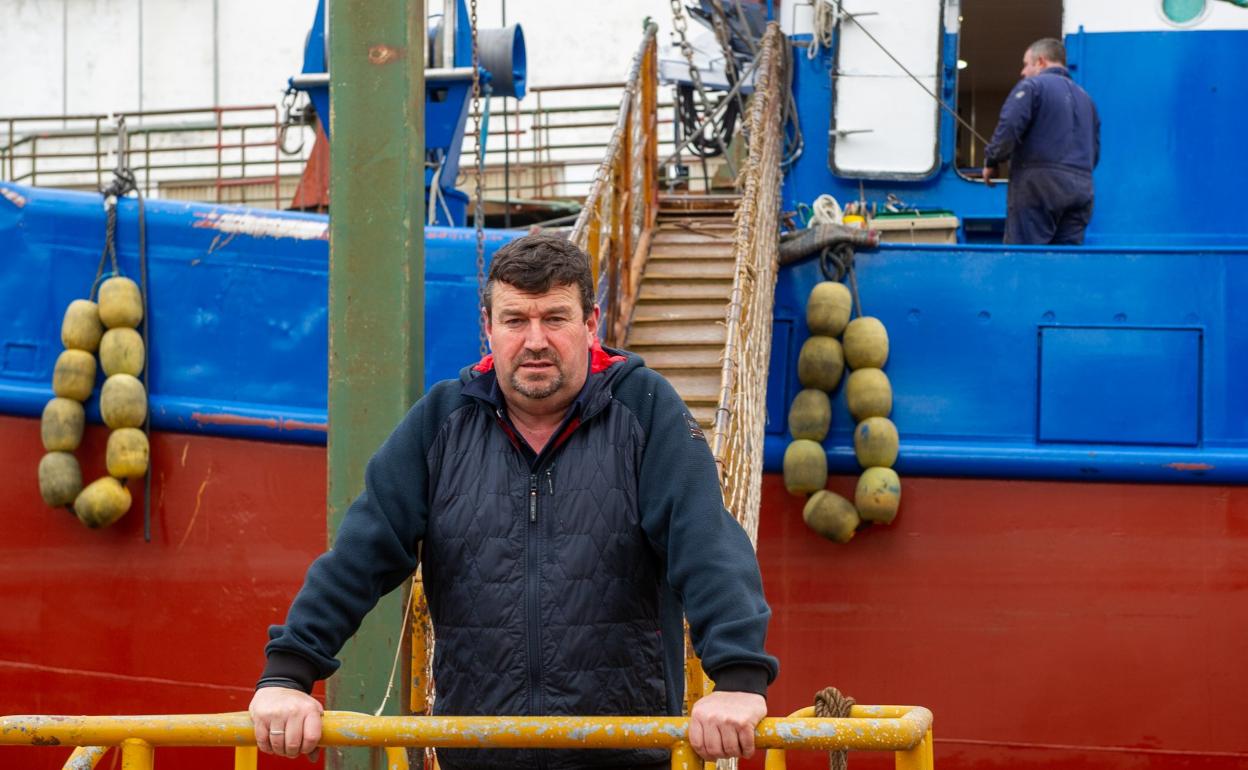 Norberto Emazabel, ayer en la escalera de acceso de su embarción en Pasaia. 