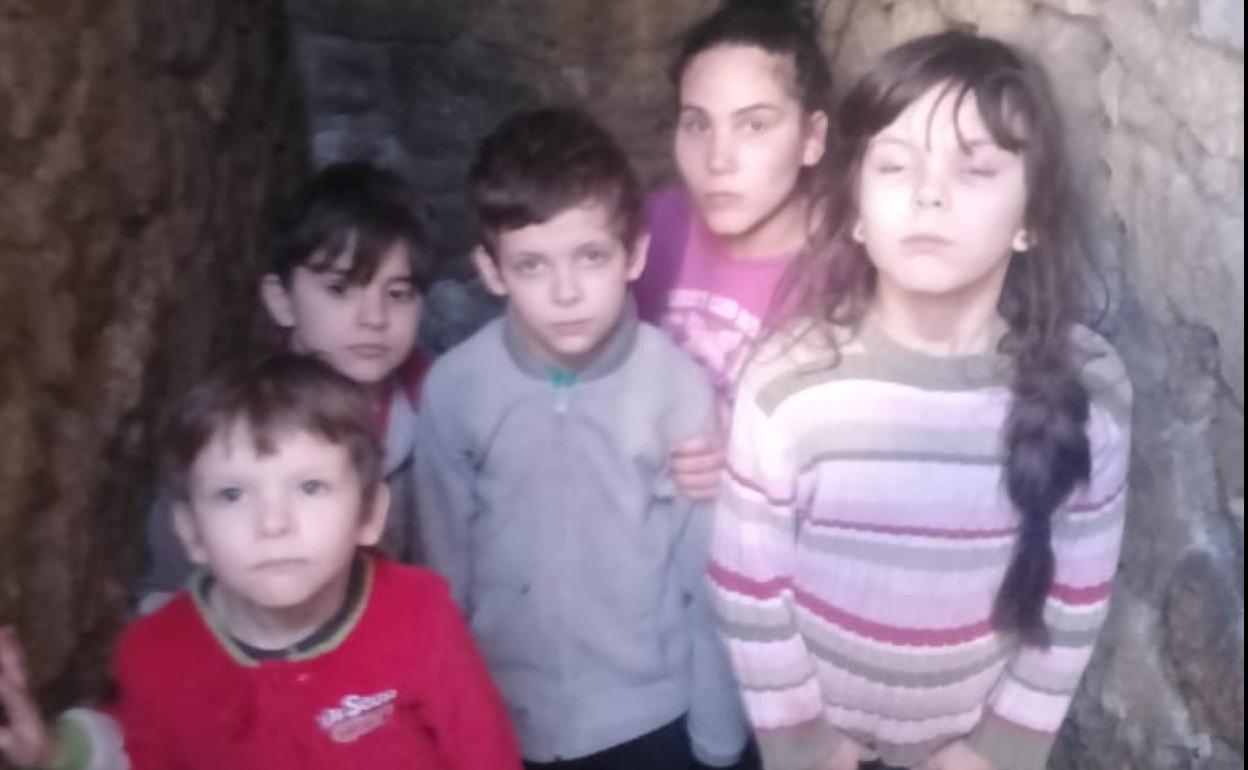 Los cinco hijos de Iñaki Rodríguez en la bajada al semisótano de casa.