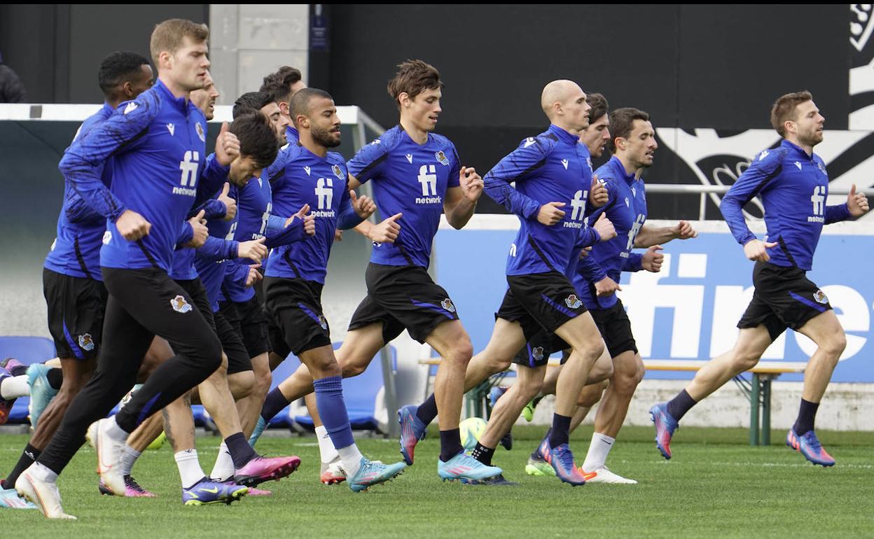 Los realistas se ejercitan sobre el campo principal de Zubieta.