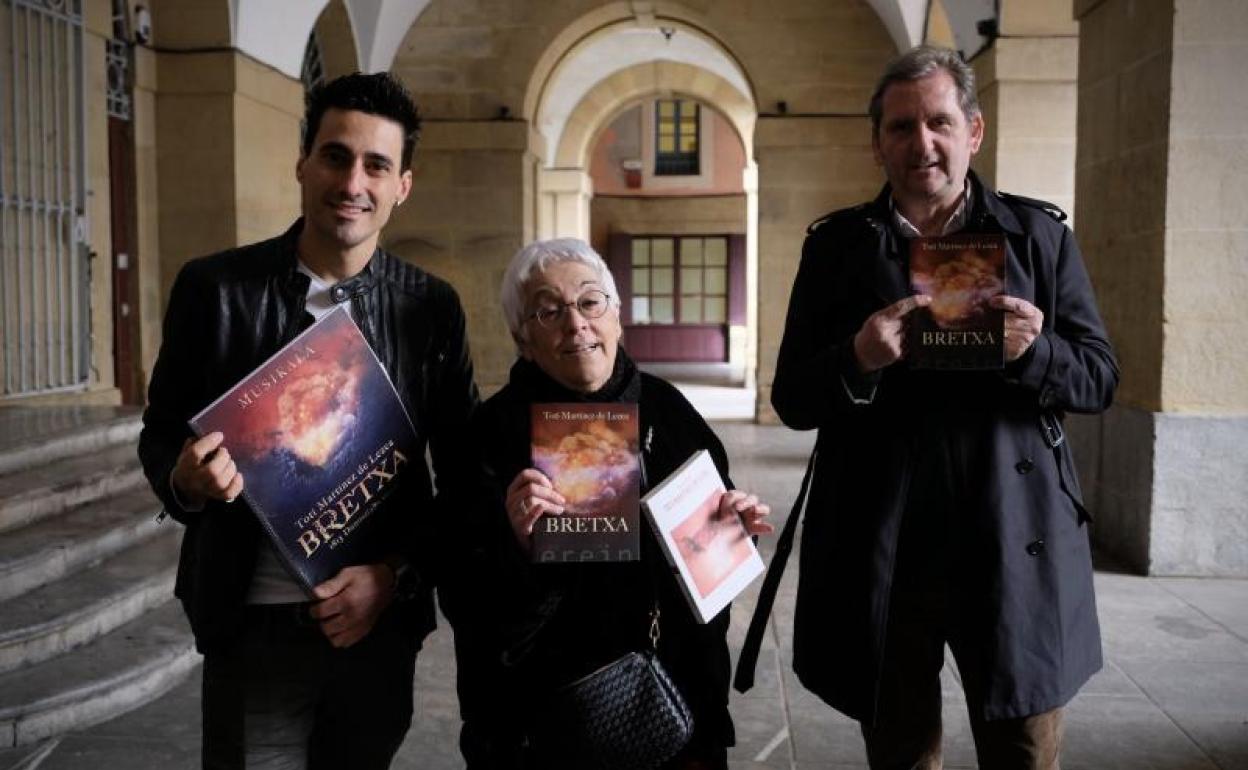 Oihan Vega, Toti Martínez de Lezea eta Valen Moñux, eleberri famatuaren euskarazko bertsioarekin.