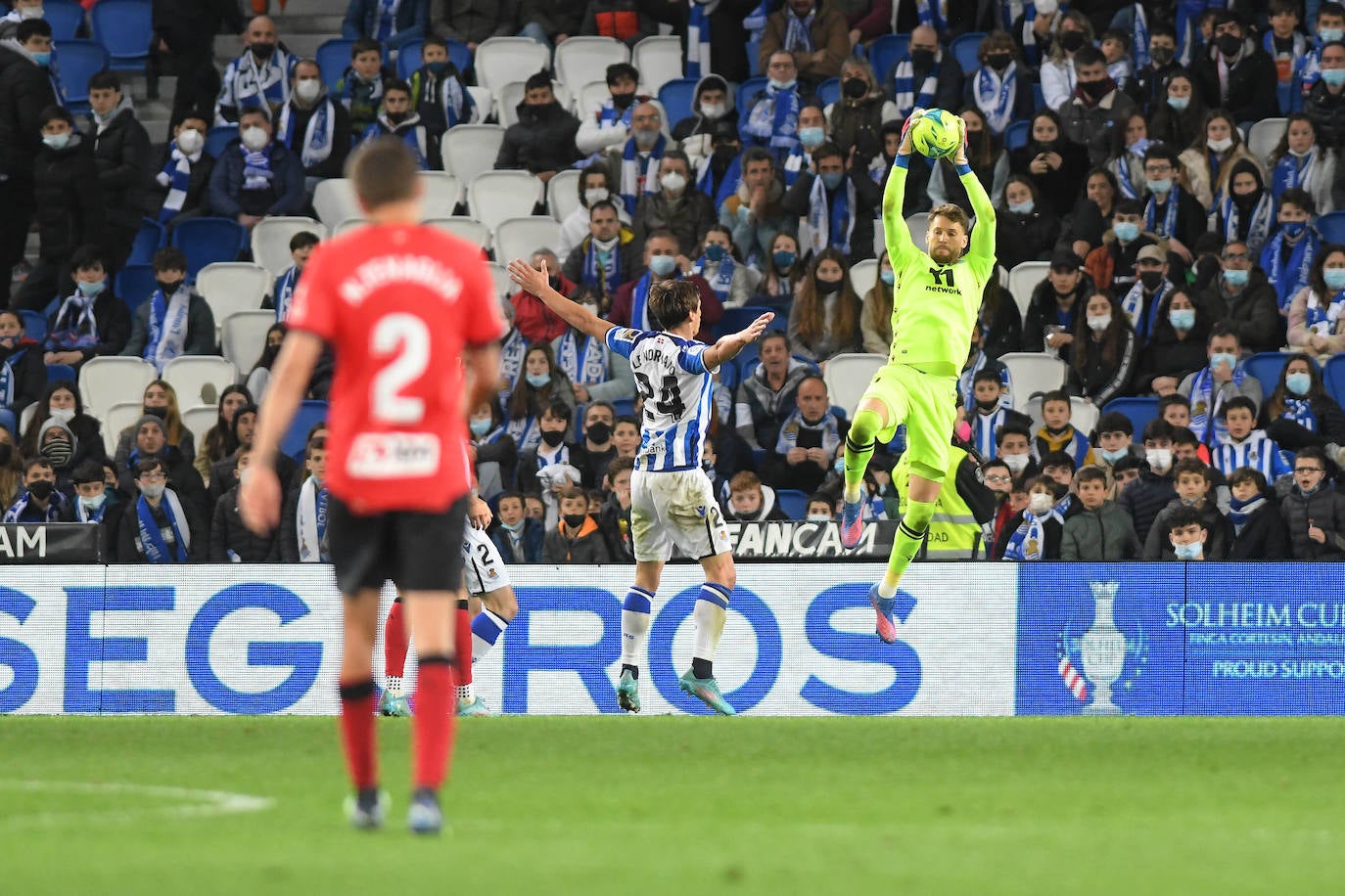 Álex Remiro atrapa un balón por alto durante en el encuentro ante el Alavés.