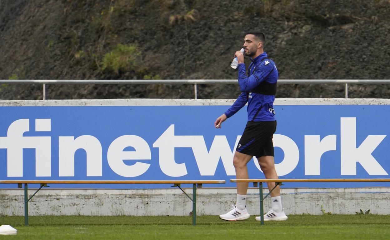 Merino se refresca en el entrenamiento de este miércoles donde se ejercitó al margen con zapatillas blandas. 