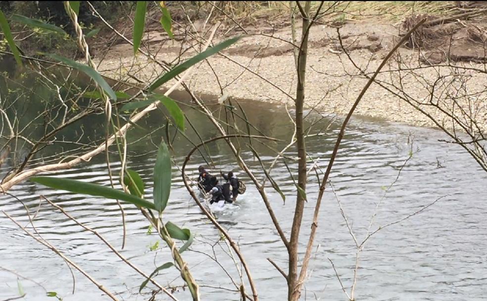 Tres migrantes tratando de cruzar el Bidasoa hacia Biriatou.