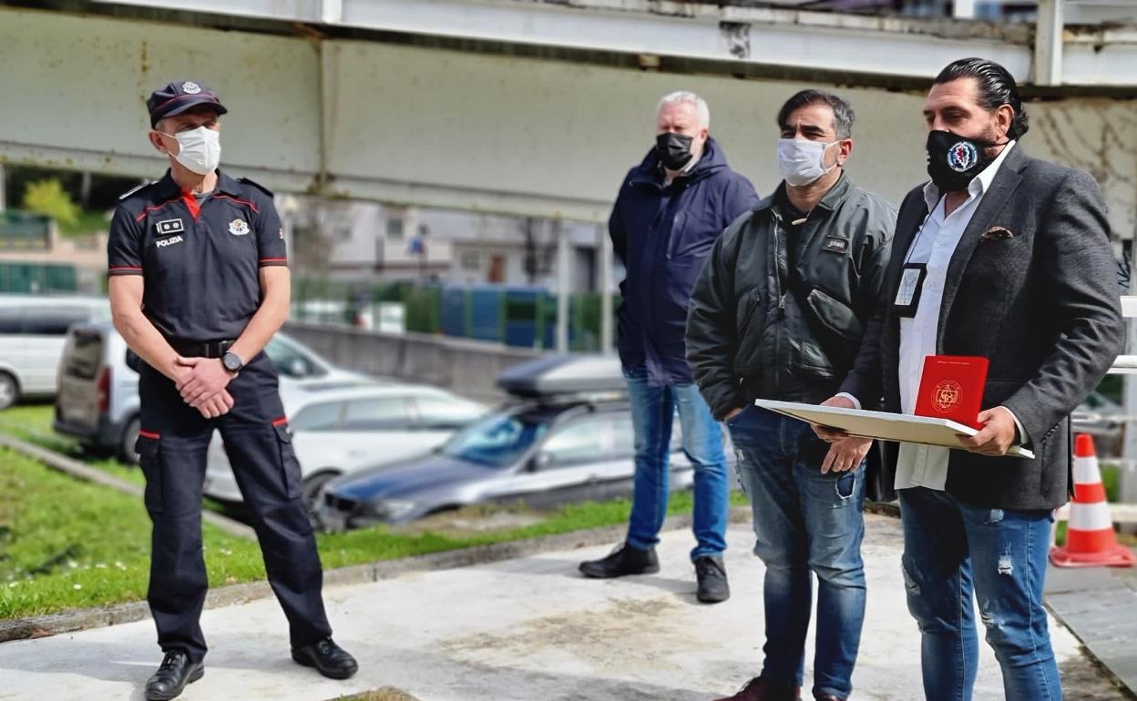 Miembros de Mila Esker, durante el homenaje al ertzaina Montxo Doral, el pasado 4 de marzo en la comisaría de Irun. 