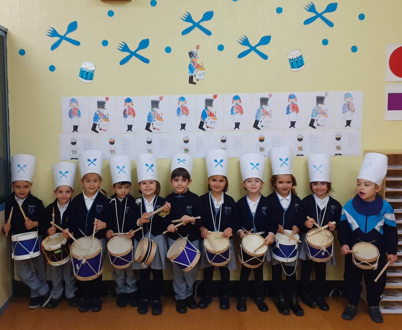 Los alumnos de la clase de 4 años, en la tamborrada.