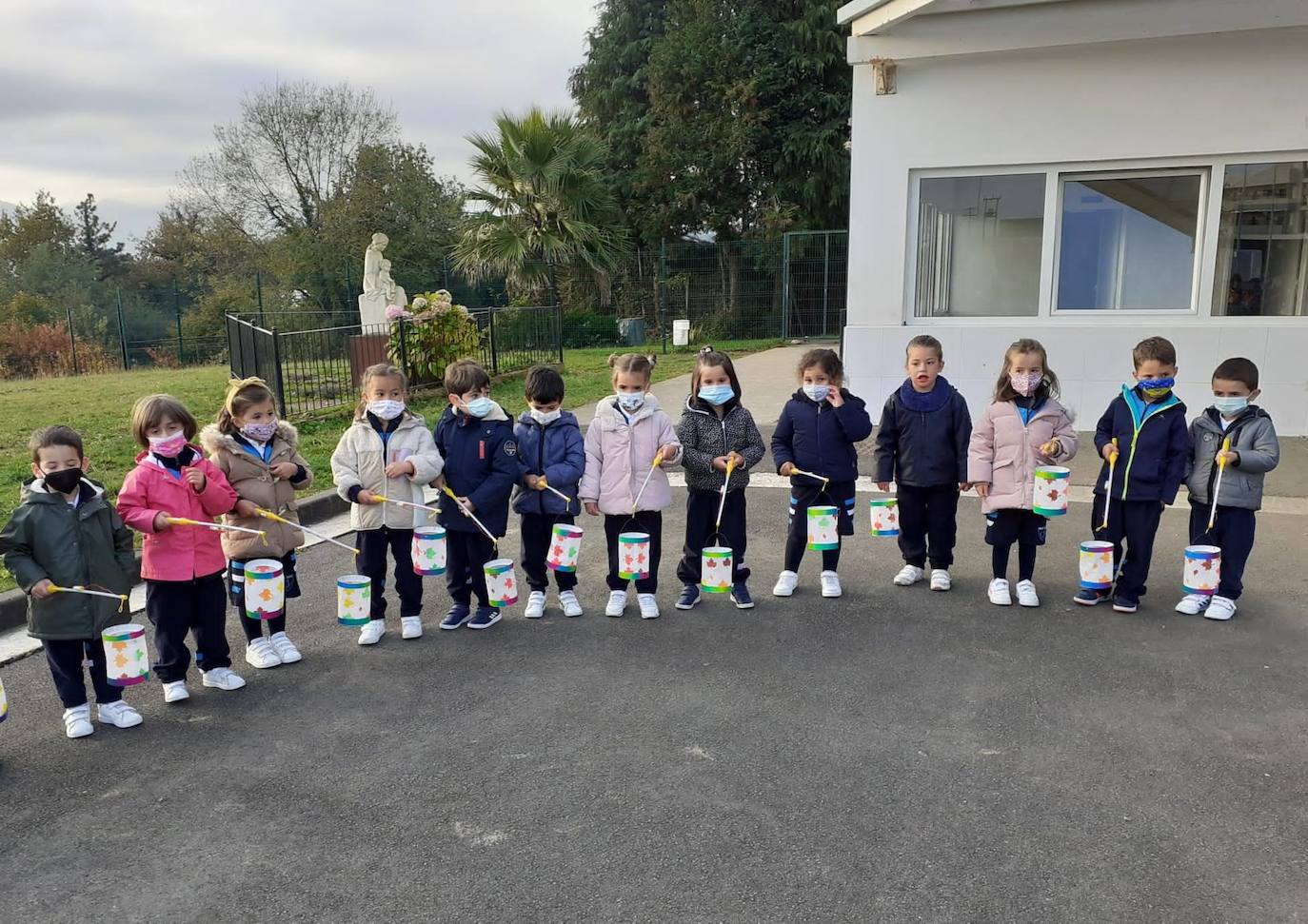 Los pequeños del colegio, en el patio.