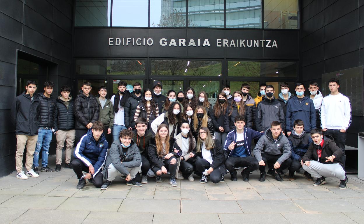 Arizmendi Ikastolako Almen guneko 2.batxilergoko teknologia ibilbideko ikasleak 