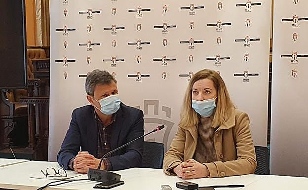 Ludmila, de la asociación Ucrania-Euskadi, ha comparecido este juevs junto al alcalde de Irun, José Antonio Santano.