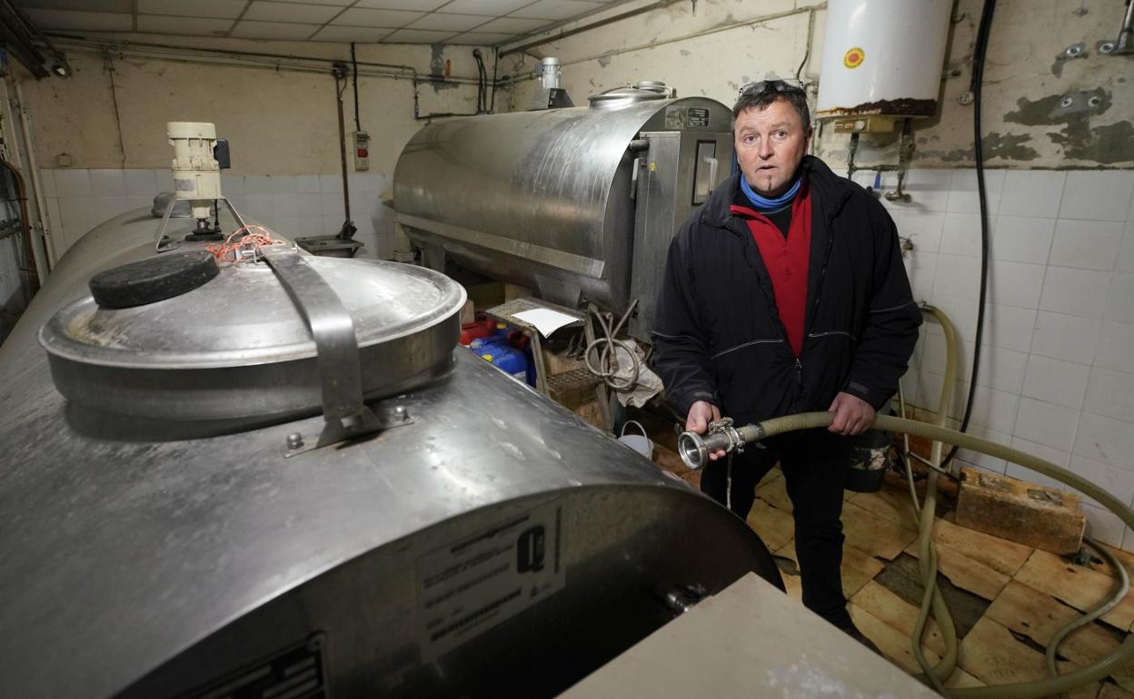 Jokin Arrospide conecta una manguera a una cisterna de leche. 