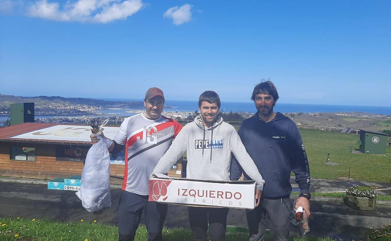 Igor Larrea, ganador en San Marcial, flanquedado por Iraitz Oyarbide y Mikel Elorrieta. 