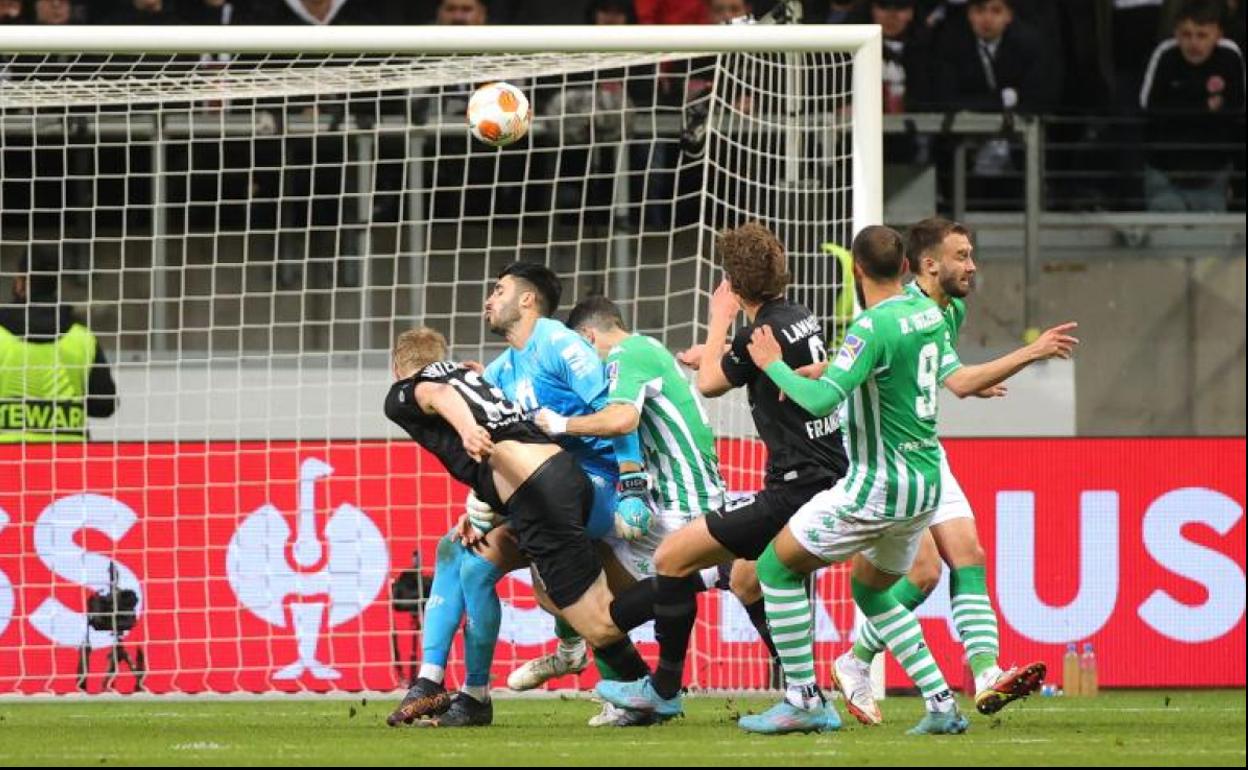 El Betis resucita ante el Eintracht para morir en la orilla