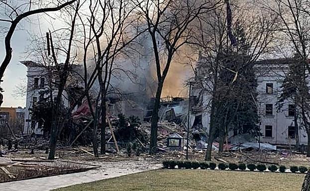 Teatro de Mariúpol, tras el bombardeo.