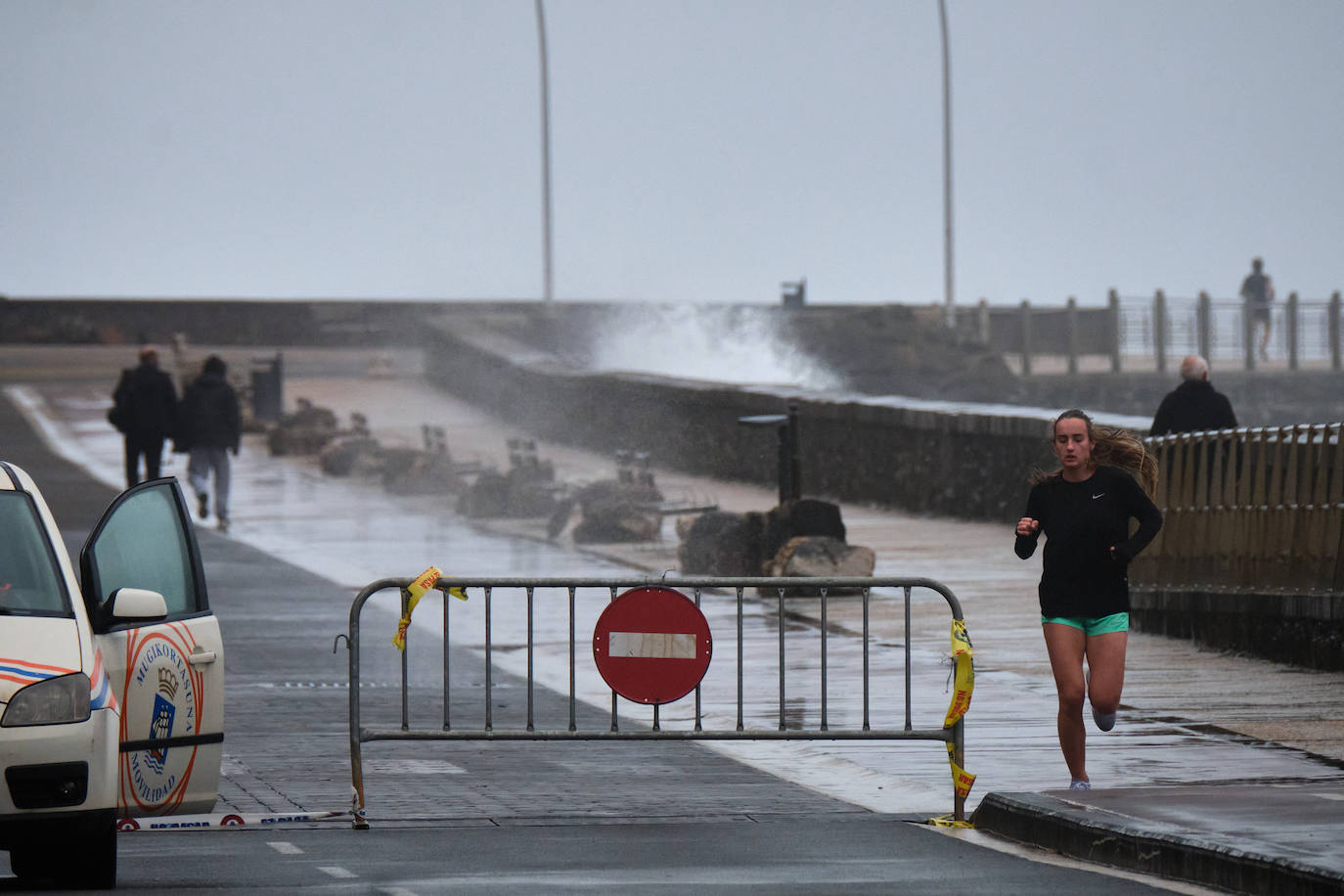 Fotos: Olas en el Paseo Nuevo de Donostia