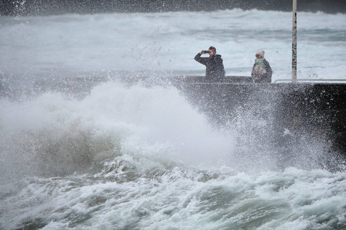 Fotos: Olas en el Paseo Nuevo de Donostia