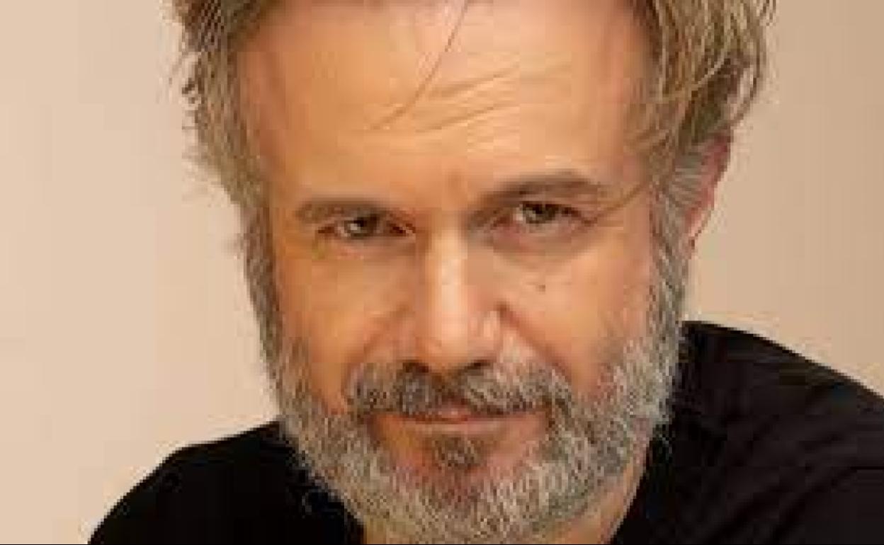 Tristán Ullloa estará hoy a las siete y media en el Victoria Eugenia con 'True west'. 