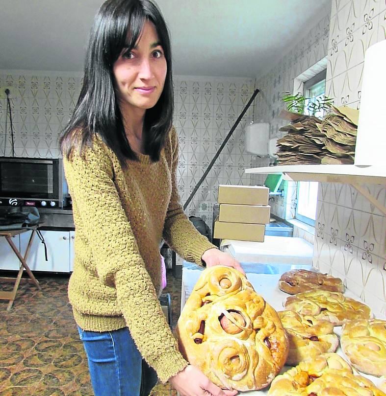 Naiara Uriarte empaqueta los karapaixos para su distribución. 