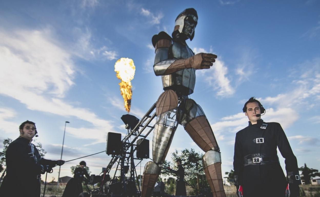 El gigante articulado cuenta con cinco metros de altura y pesa ochocientos kilogramos. 