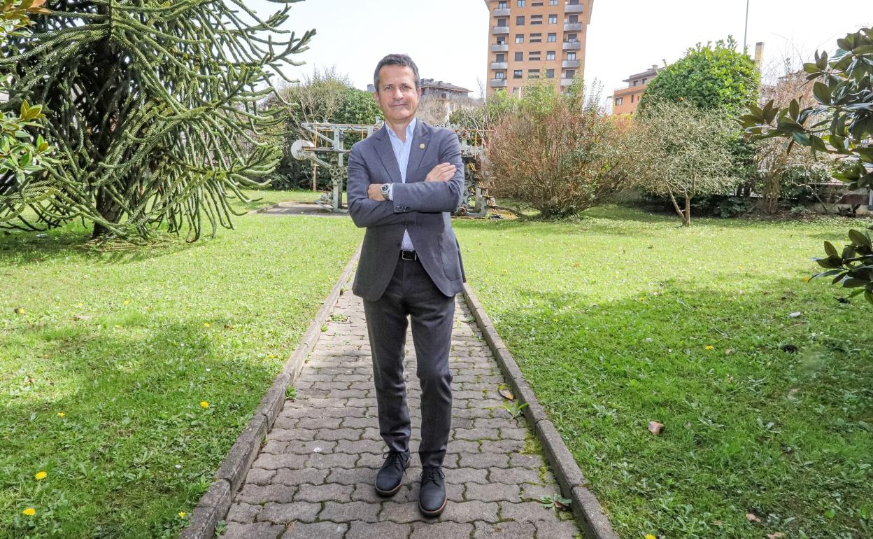 El consejero de Educación posa, «emocionado» tras la consecución del pacto educativo, en las instalaciones de DV. 