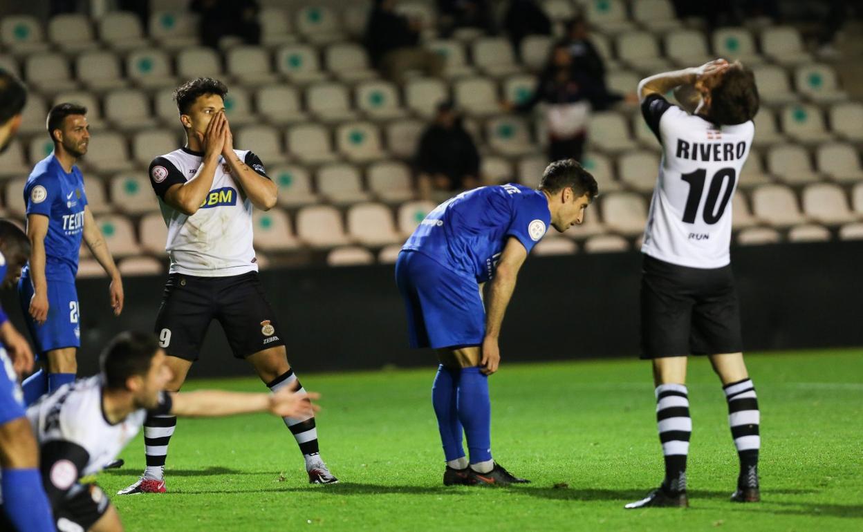 Rivero se lamenta por una de las muchas ocasiones que ha fallado el Unión. 