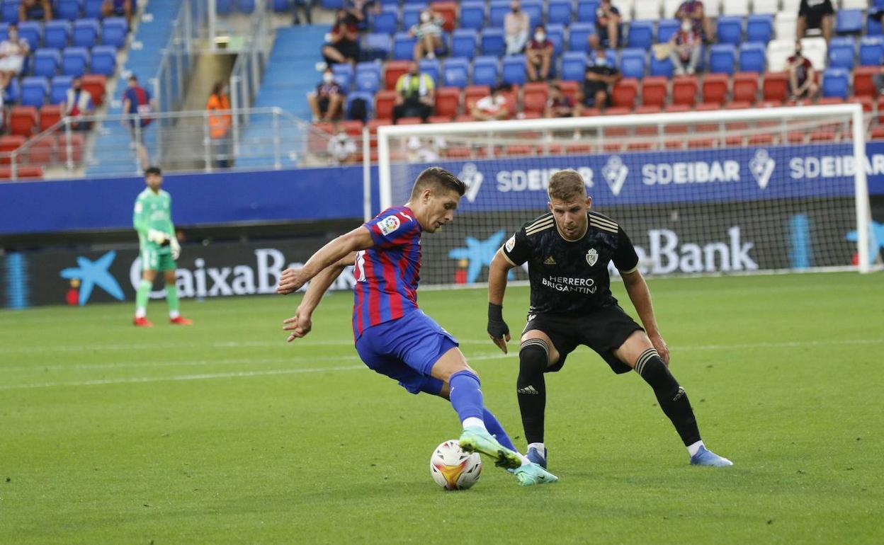 Corpas trata de regatear a un jugador de la Ponferradina durante el encuentro de la primera vuelta, en Ipurua.