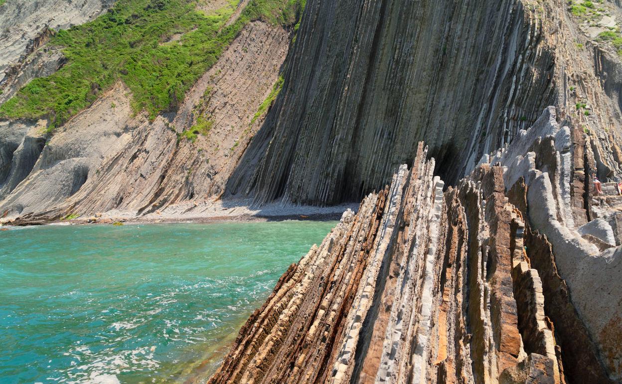 Harriaren hizkeran planetaren historia kontatzen duten flyscheko geruza tolestuak.