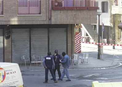 Imagen secundaria 1 - Arriba, el concejal Priede en una reunión en la Casa de Cultura de Orio. Izquierda, el bar Gure Txoko donde ocurrió el atentado. Derecha, Juan Priede en una comida de jubilados.