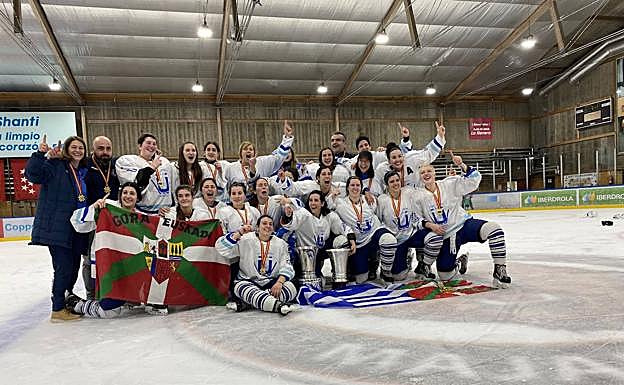 Las jugadoras del Txuri Urdin celebran el título conquistado en Majadahonda.