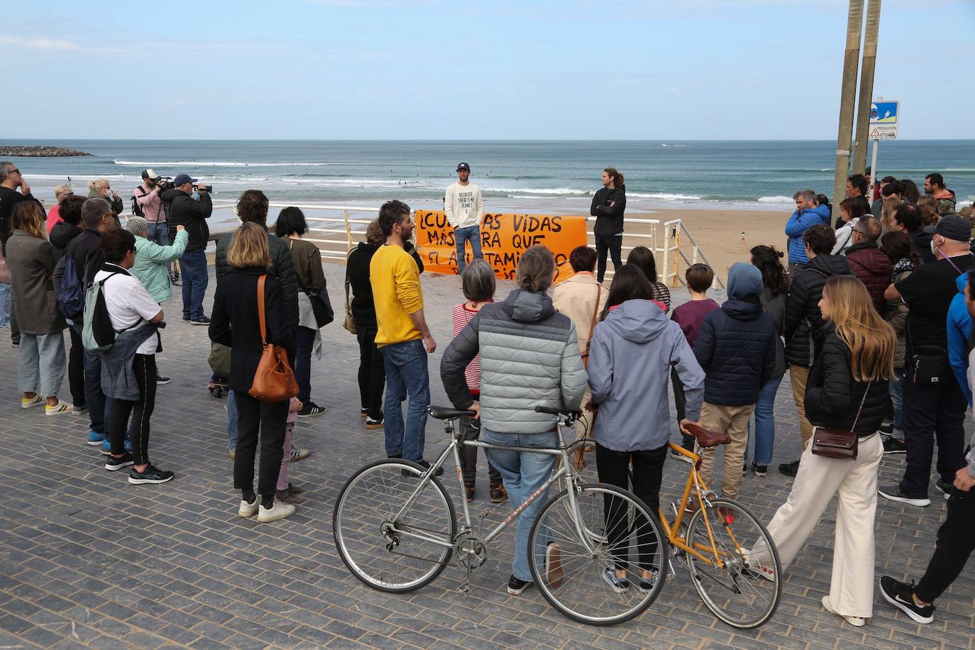 Fotos: Surfistas de la Zurriola homenajean a Randall Cory en un acto en el que han leído una carta de agradecimiento de su familia