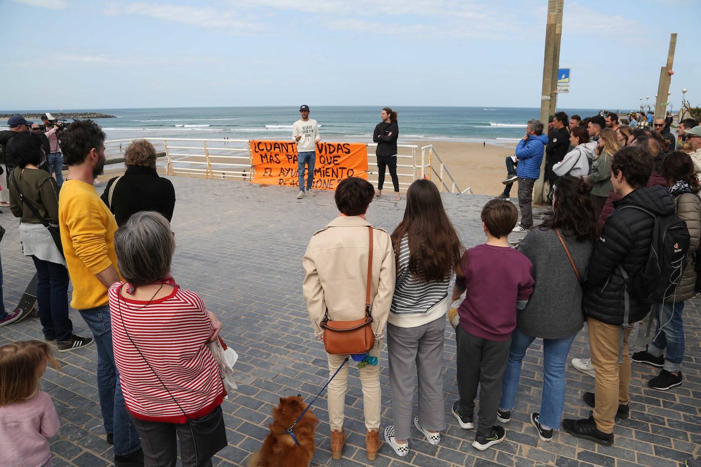 Fotos: Surfistas de la Zurriola homenajean a Randall Cory en un acto en el que han leído una carta de agradecimiento de su familia