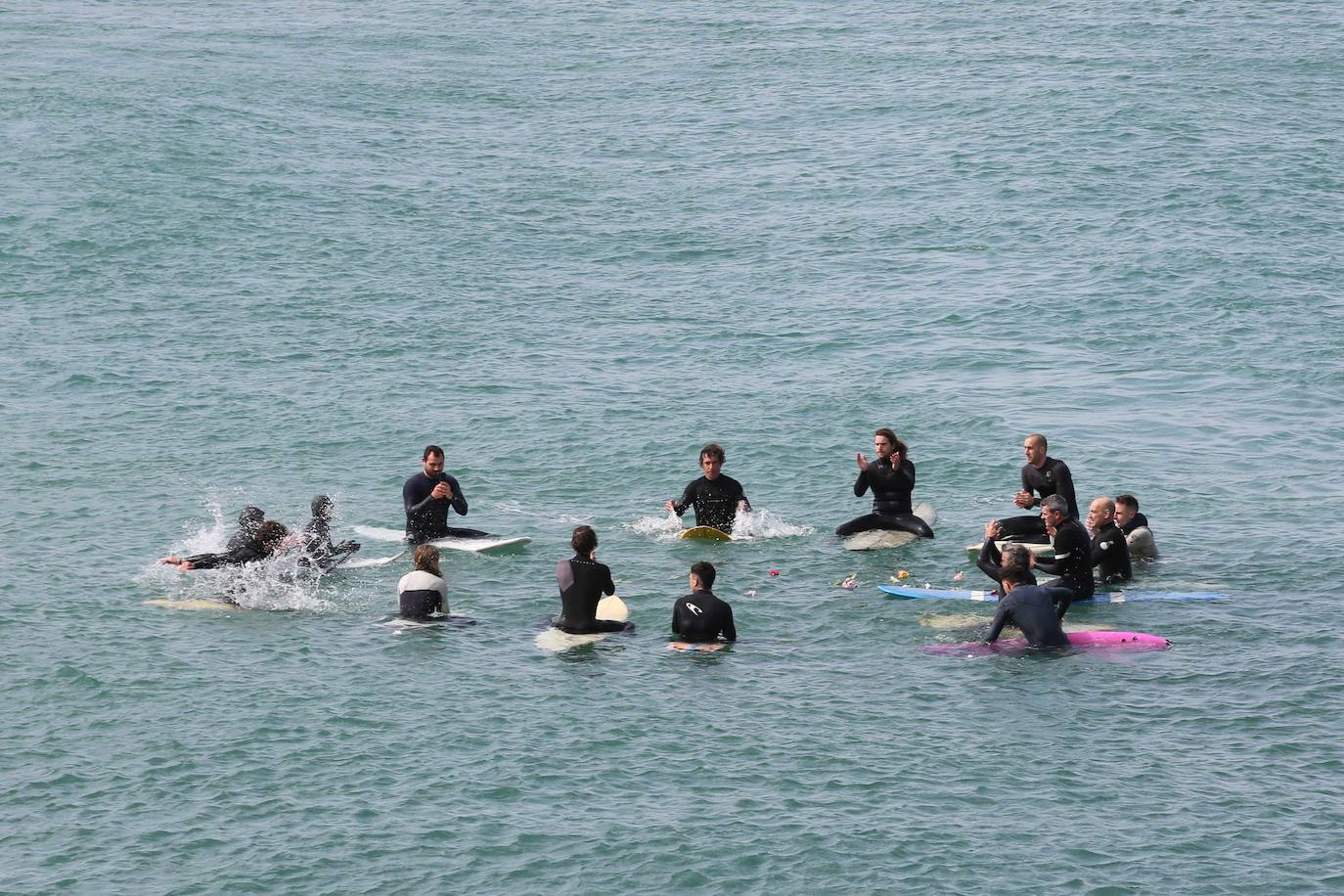 Fotos: Surfistas de la Zurriola homenajean a Randall Cory en un acto en el que han leído una carta de agradecimiento de su familia