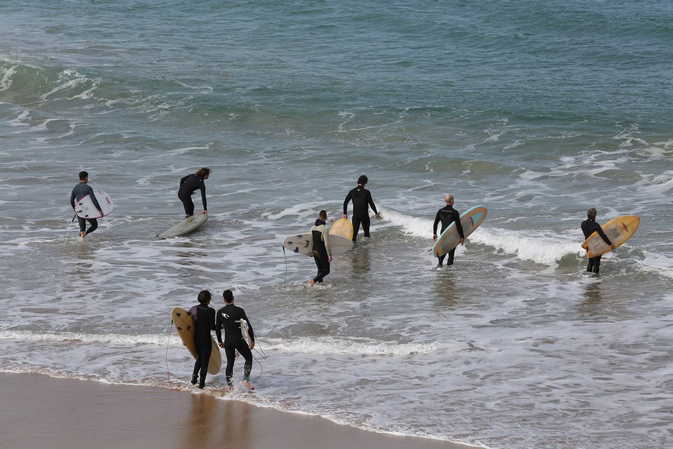 Fotos: Surfistas de la Zurriola homenajean a Randall Cory en un acto en el que han leído una carta de agradecimiento de su familia