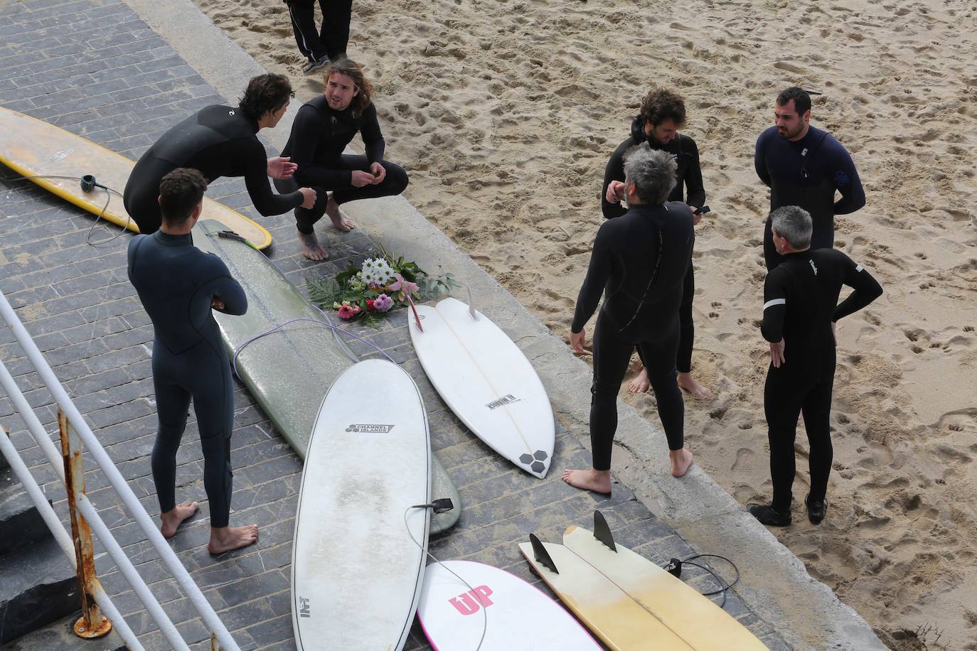 Fotos: Surfistas de la Zurriola homenajean a Randall Cory en un acto en el que han leído una carta de agradecimiento de su familia