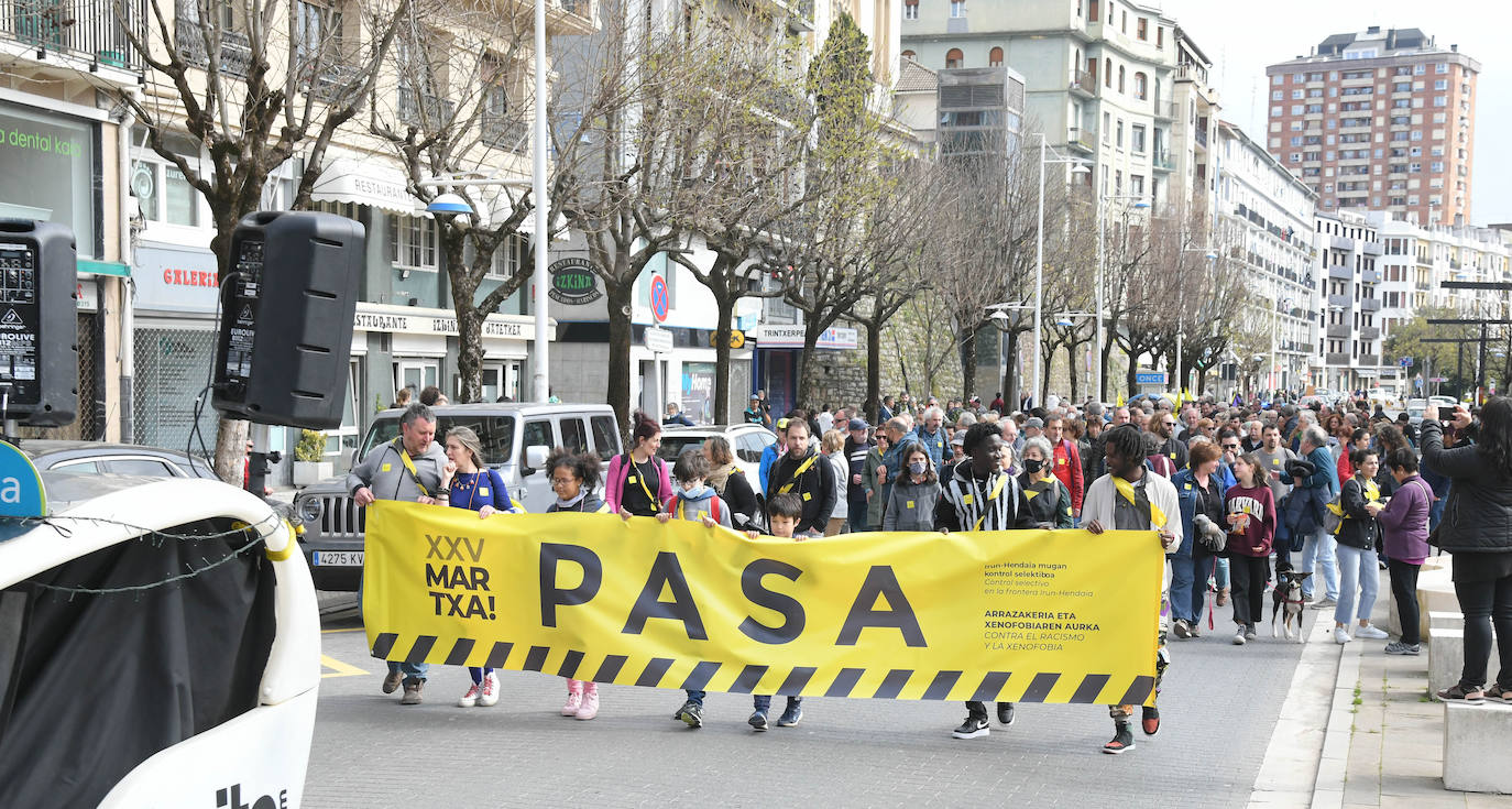 Fotos: Varios centenares de personas han participado en la marcha antirracista convocada por SOS Arrazakeria