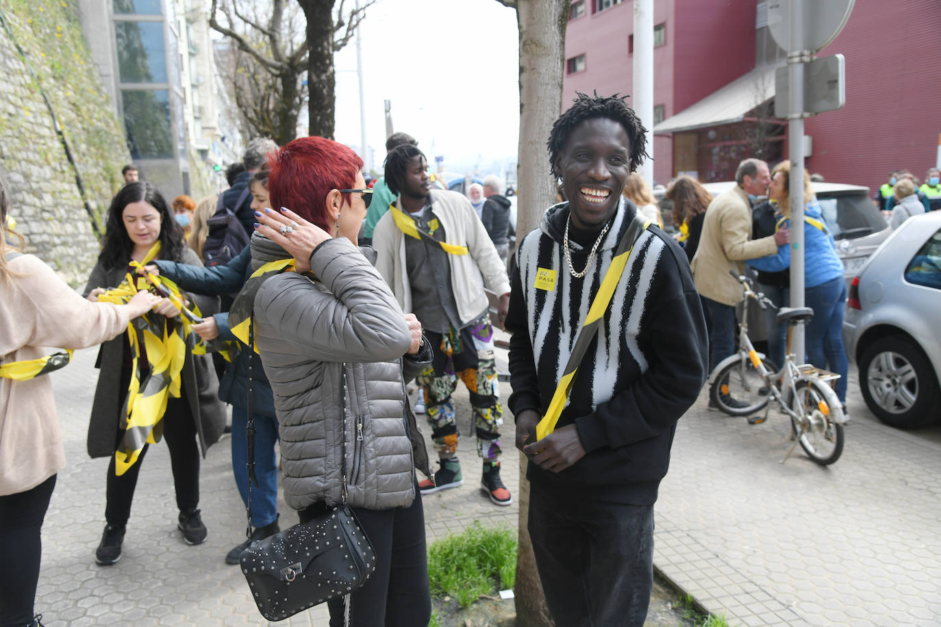 Fotos: Varios centenares de personas han participado en la marcha antirracista convocada por SOS Arrazakeria