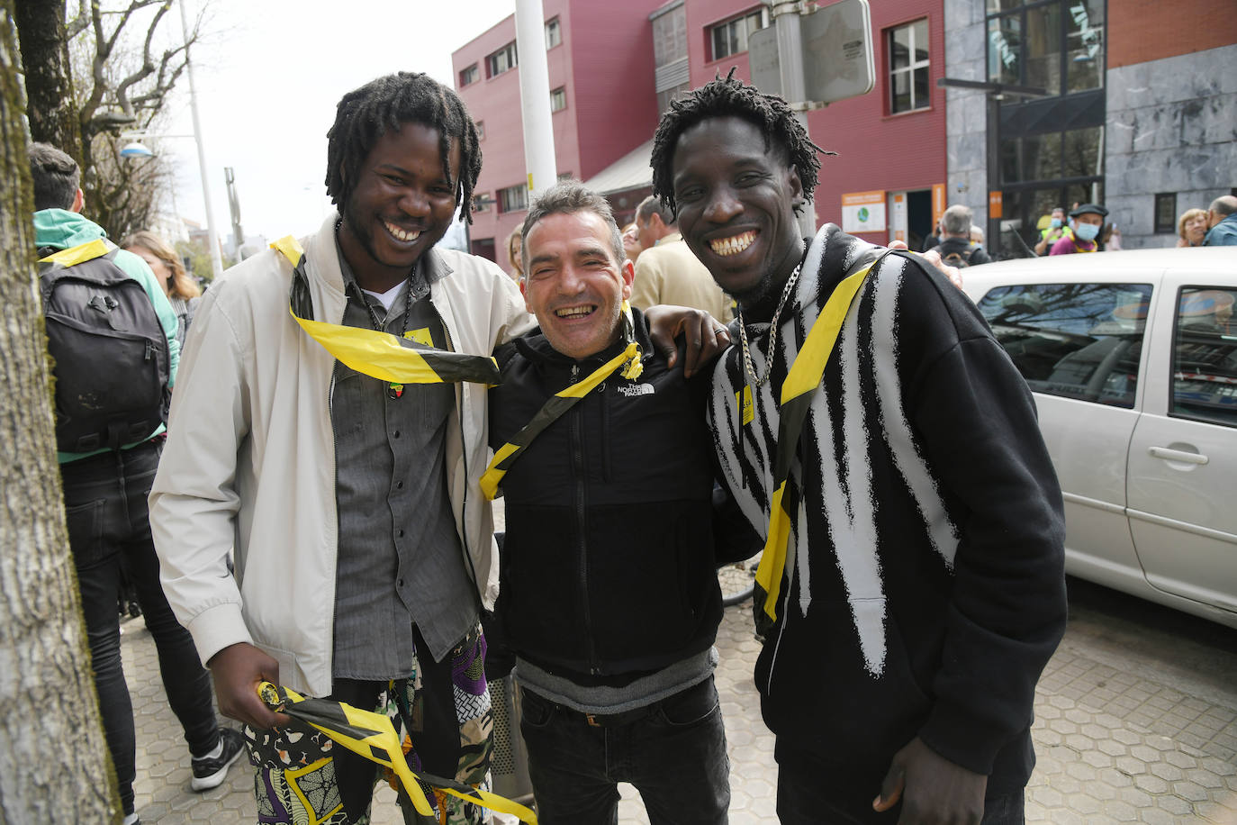 Fotos: Varios centenares de personas han participado en la marcha antirracista convocada por SOS Arrazakeria