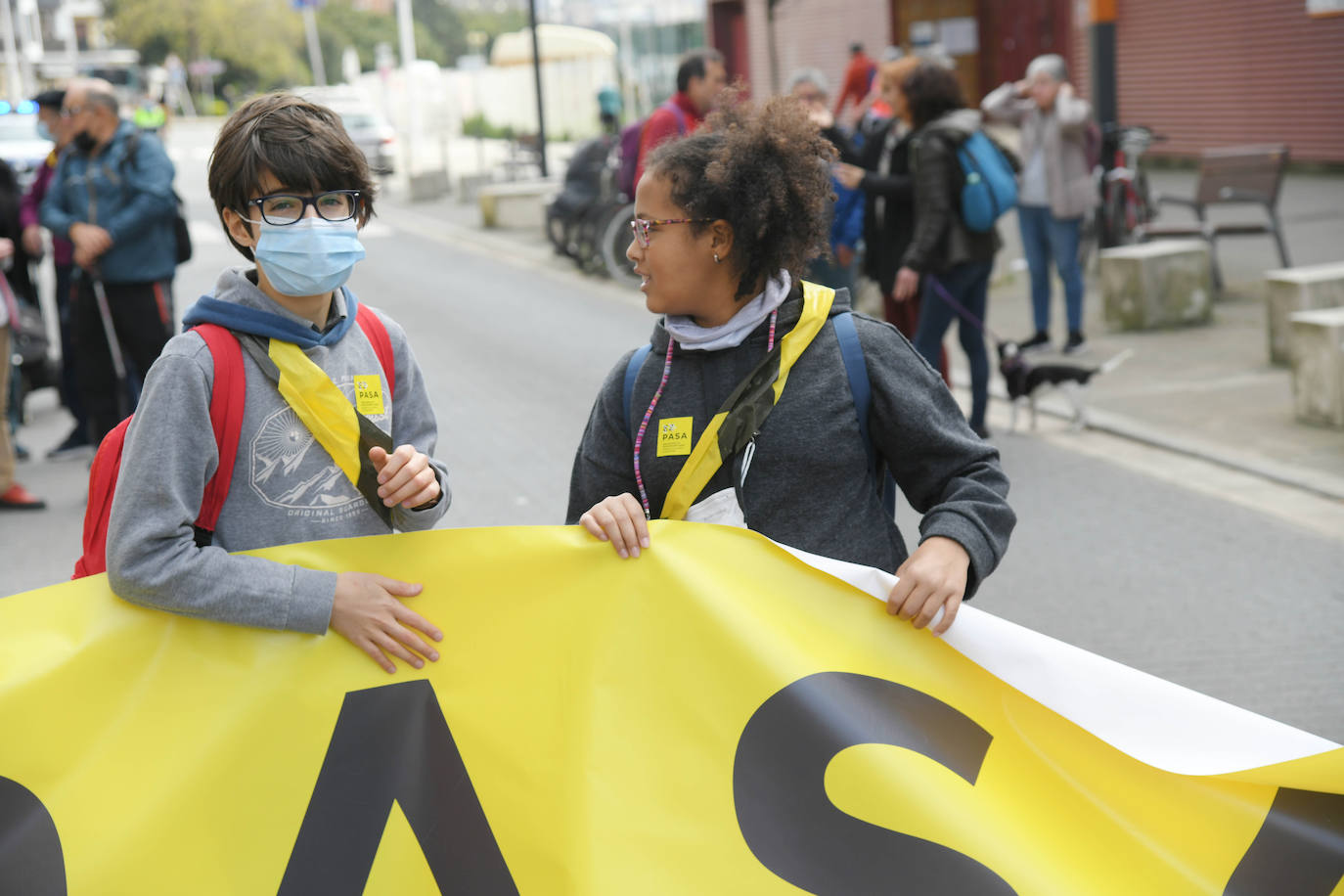 Fotos: Varios centenares de personas han participado en la marcha antirracista convocada por SOS Arrazakeria