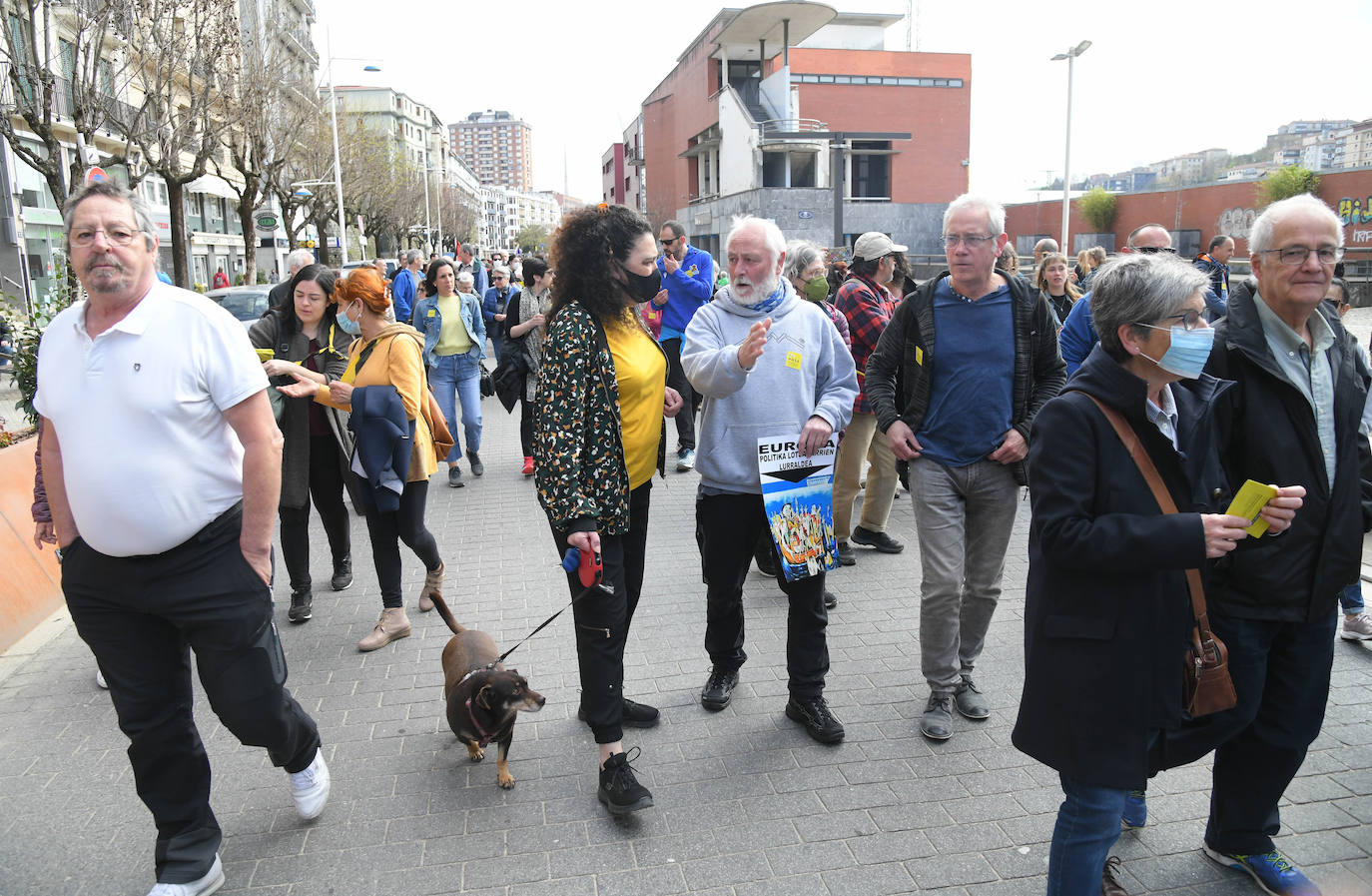 Fotos: Varios centenares de personas han participado en la marcha antirracista convocada por SOS Arrazakeria