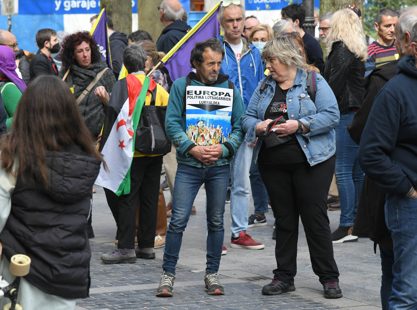 Fotos: Varios centenares de personas han participado en la marcha antirracista convocada por SOS Arrazakeria