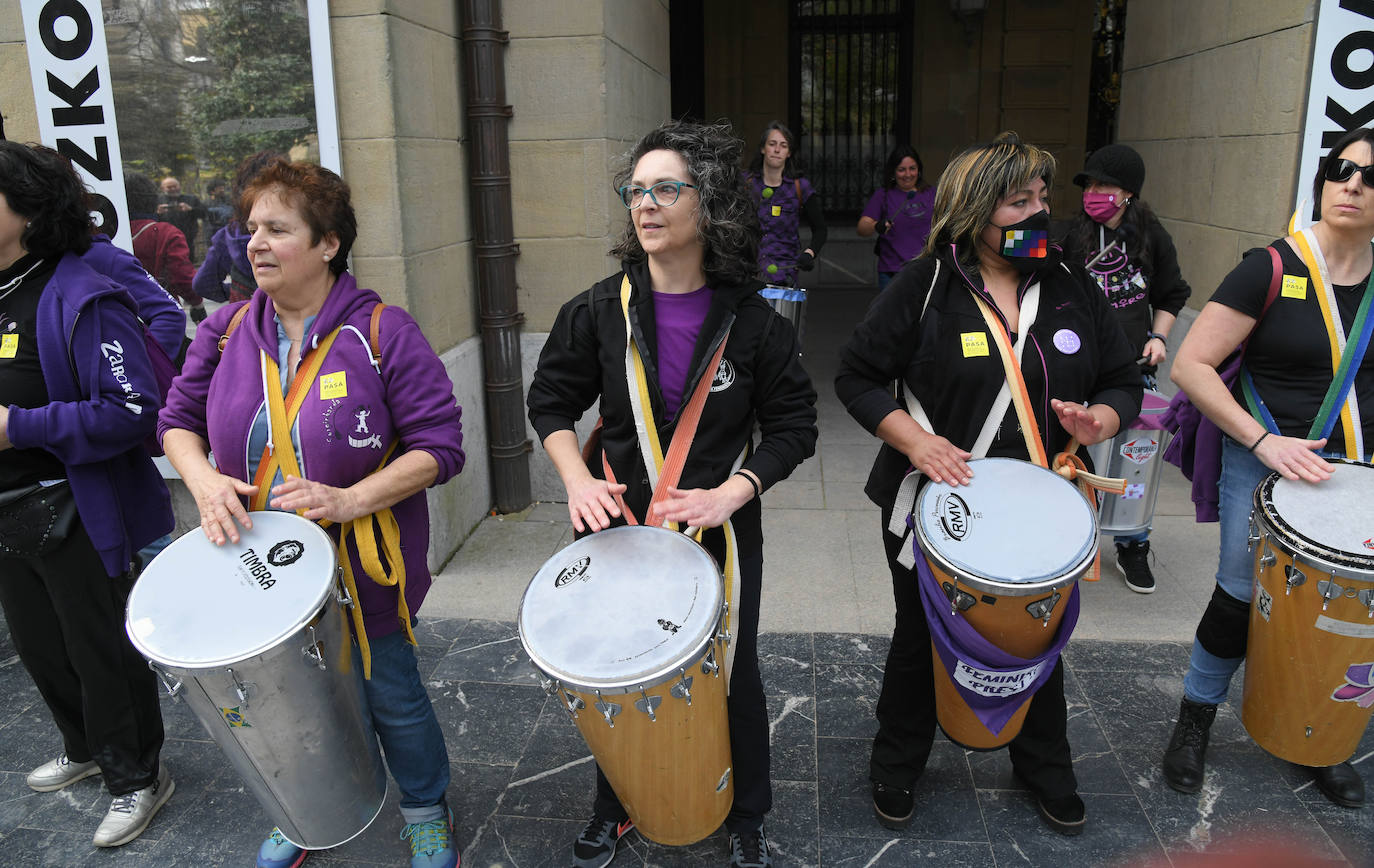Fotos: Varios centenares de personas han participado en la marcha antirracista convocada por SOS Arrazakeria