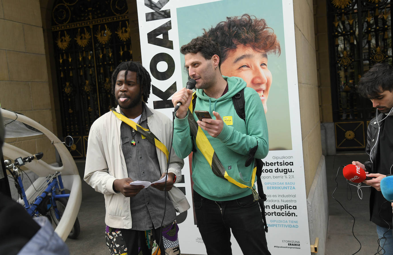 Fotos: Varios centenares de personas han participado en la marcha antirracista convocada por SOS Arrazakeria
