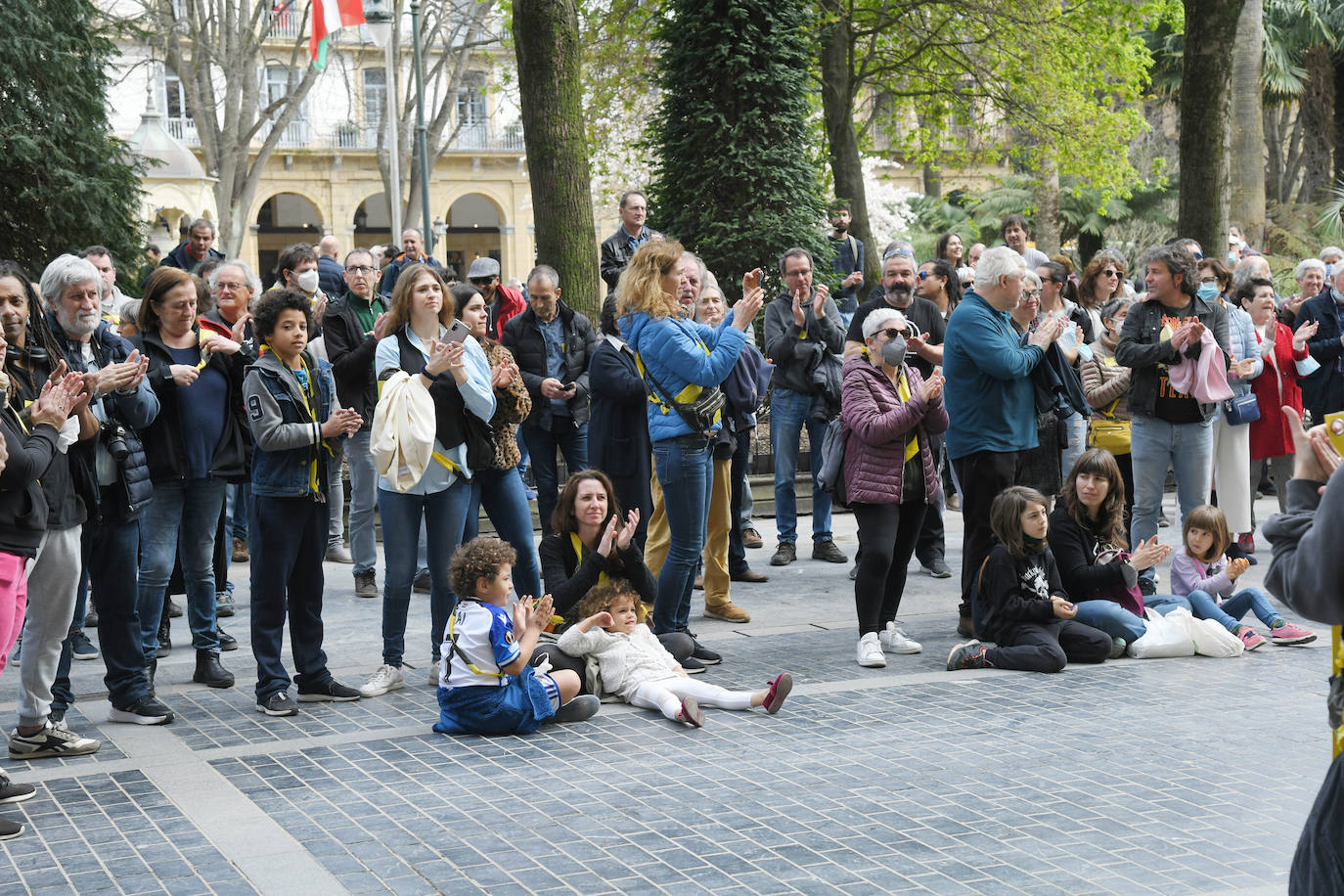 Fotos: Varios centenares de personas han participado en la marcha antirracista convocada por SOS Arrazakeria