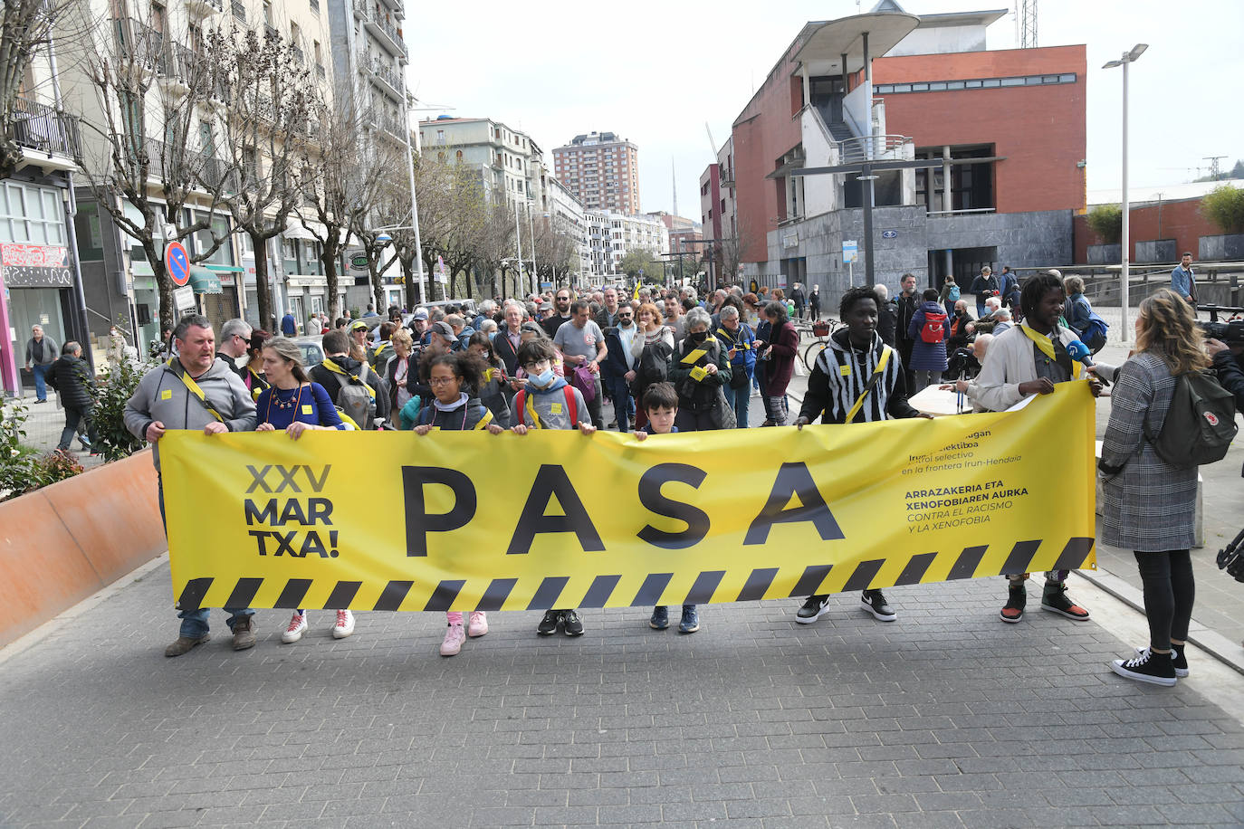 Fotos: Varios centenares de personas han participado en la marcha antirracista convocada por SOS Arrazakeria