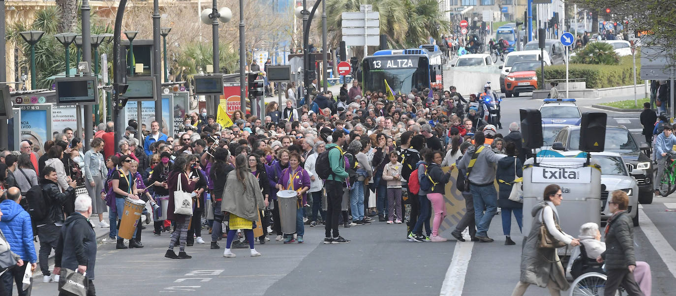 Fotos: Varios centenares de personas han participado en la marcha antirracista convocada por SOS Arrazakeria