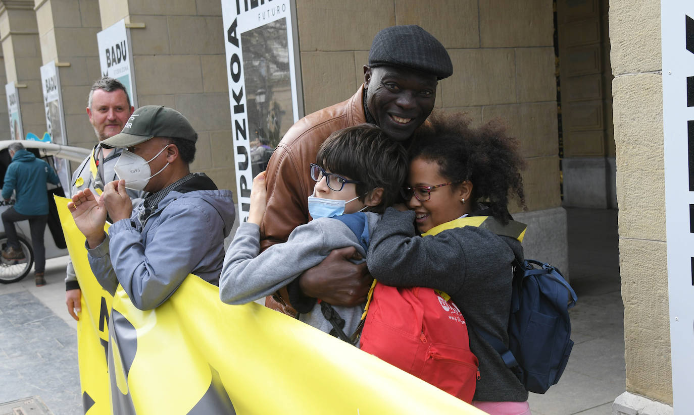 Fotos: Varios centenares de personas han participado en la marcha antirracista convocada por SOS Arrazakeria