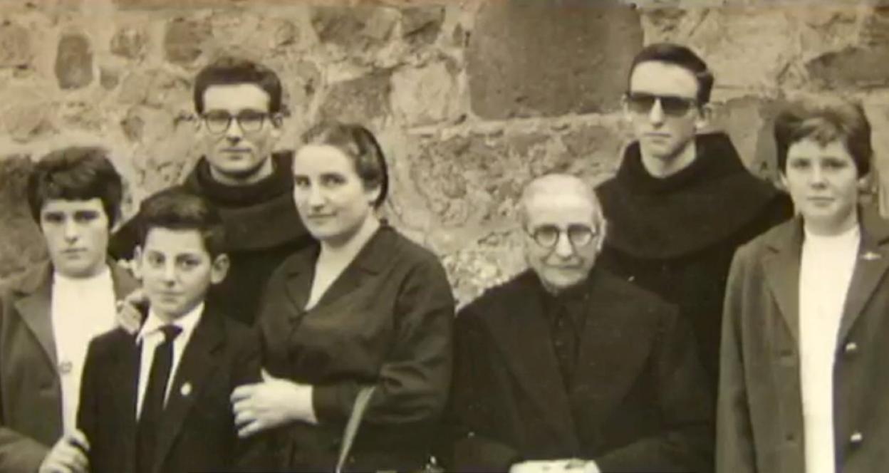 Bengoetxea-Zabala anai-arrebak amarekin eta amonarekin. 