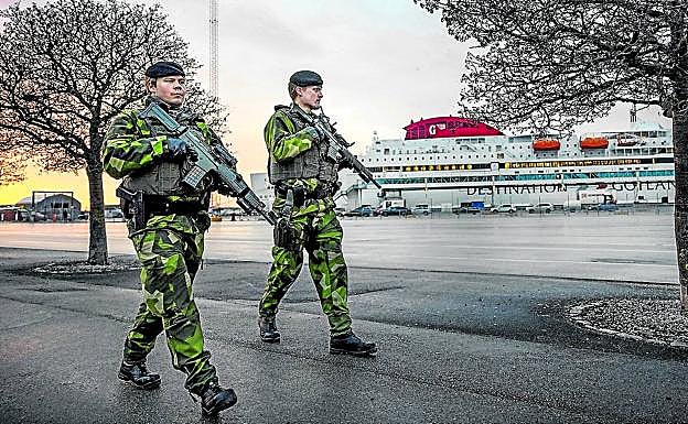 Suecia. Patrulla del ejército en la isla de Gotland, en el mar Báltico .