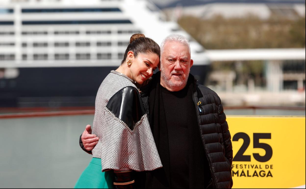 Imanol Uribe ayer en Málaga junto a la actriz Juana Acosta, protagonista de 'Llegaron de noche'. 