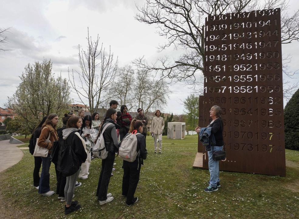 Pili Zabala y Barbara Dührkop, con los alumnosde la UPV, ayer en Aiete. 