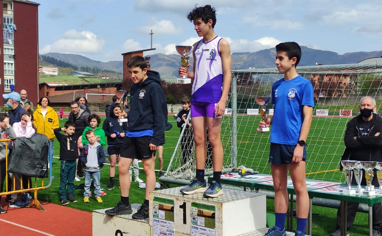 El infantil del Arrasate Atletiko Taldea Lander Lanzos en el primer puesto del podio. 